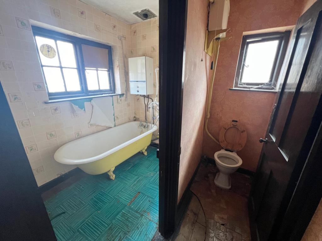 Lot: 139 - HOUSE FOR REFURBISHMENT AND RENOVATION - Bathroom plus separate wc